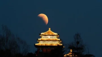 ظاهرة خسوف كلي للقمر تتزامن مع احتفالات عيد الفوانيس في الصين